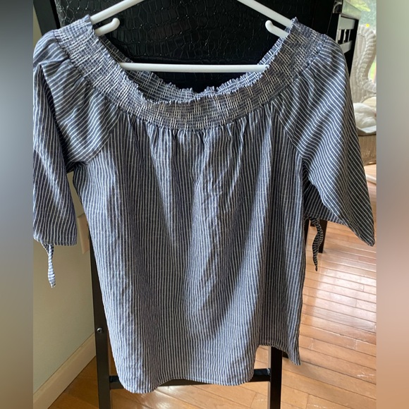 NWOT Michelle Thomas cold shoulder striped  top - Picture 1 of 16